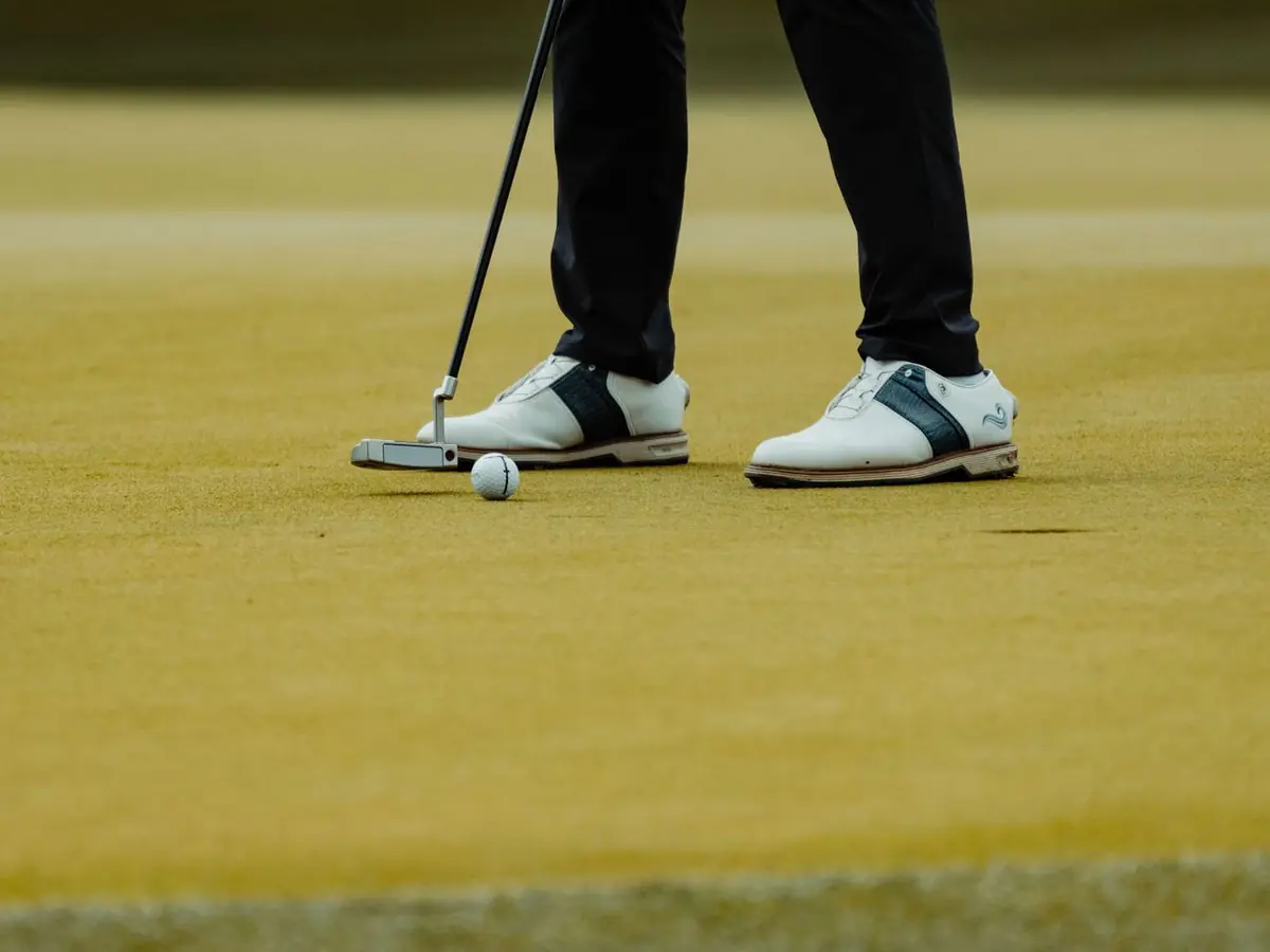 Golfeur en position de putt, concentré sur la précision du geste