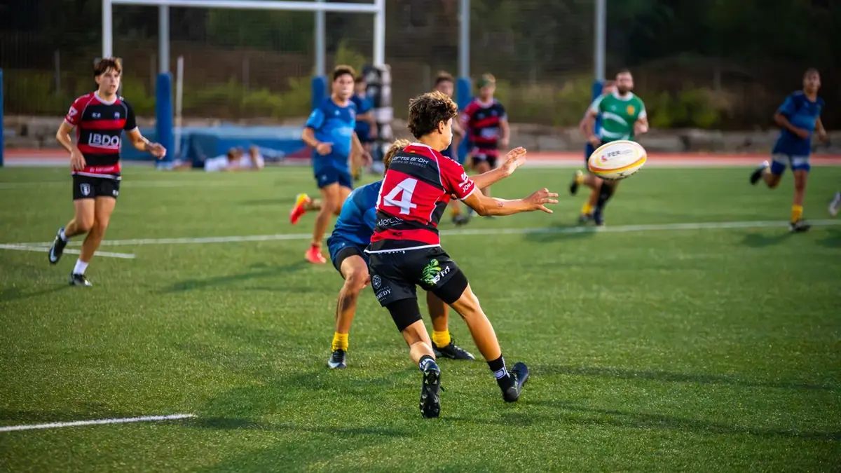 Joueur de rugby n°14 en passe lors d'une course en match