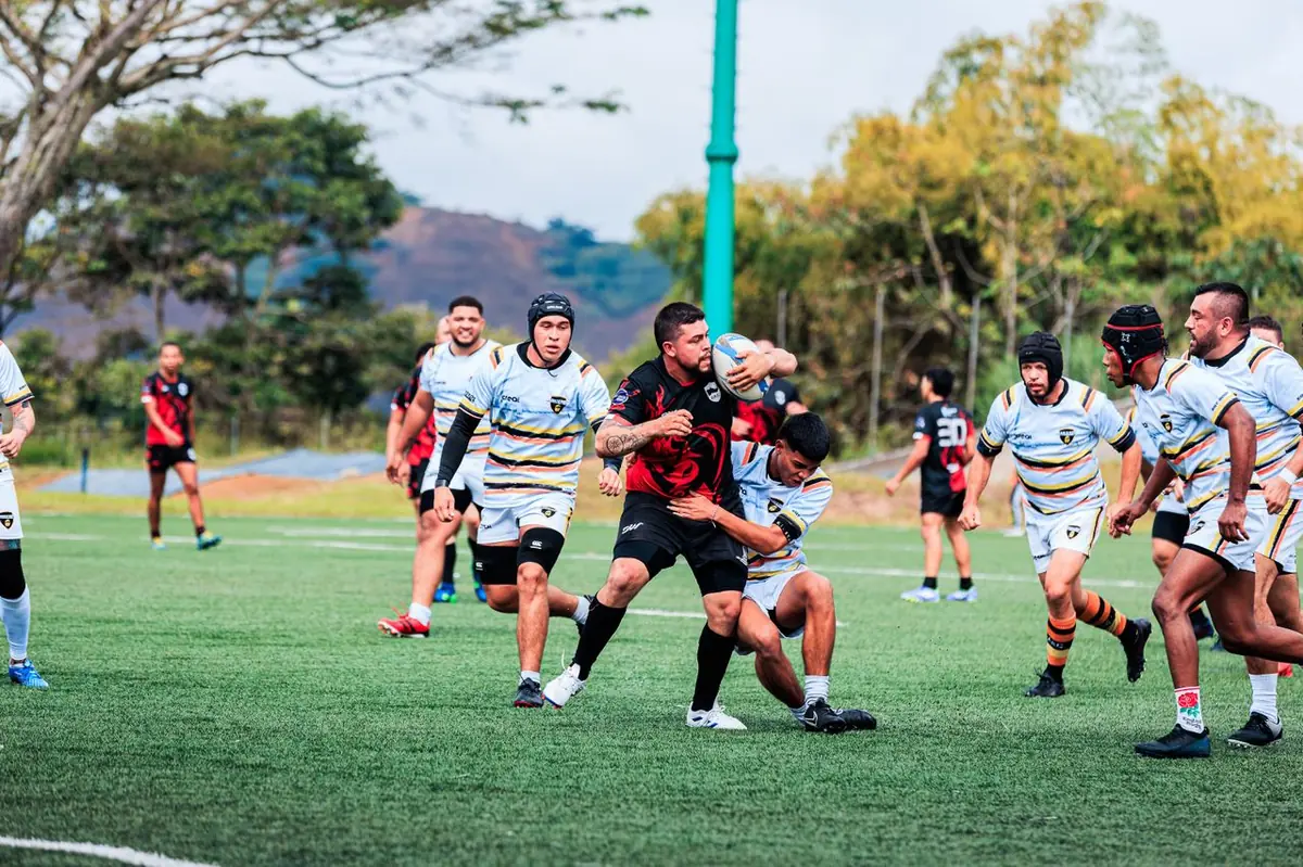 Regroupement de joueurs de rugby au sol lors d'un ruck en match