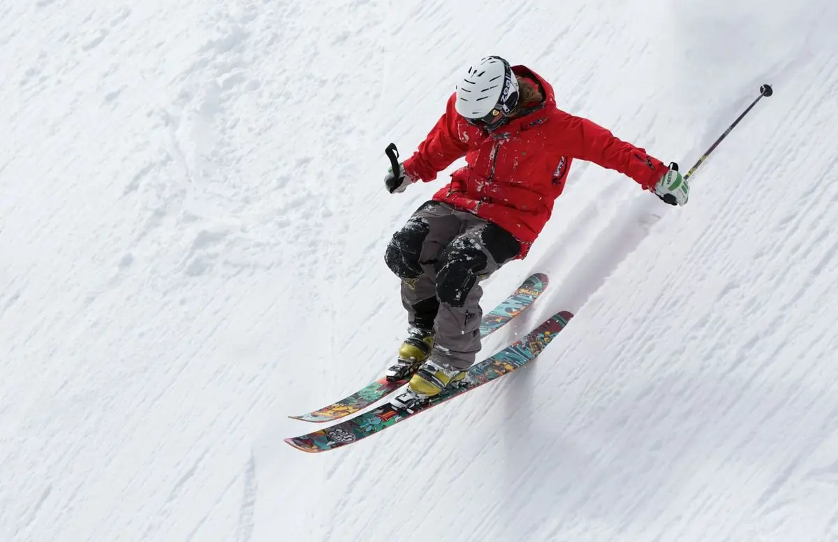 Skieur en rouge qui tombe, peur de tomber en ski