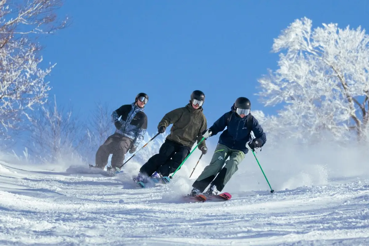 Skieur libéré dans une descente, se libérer de la peur du ski
