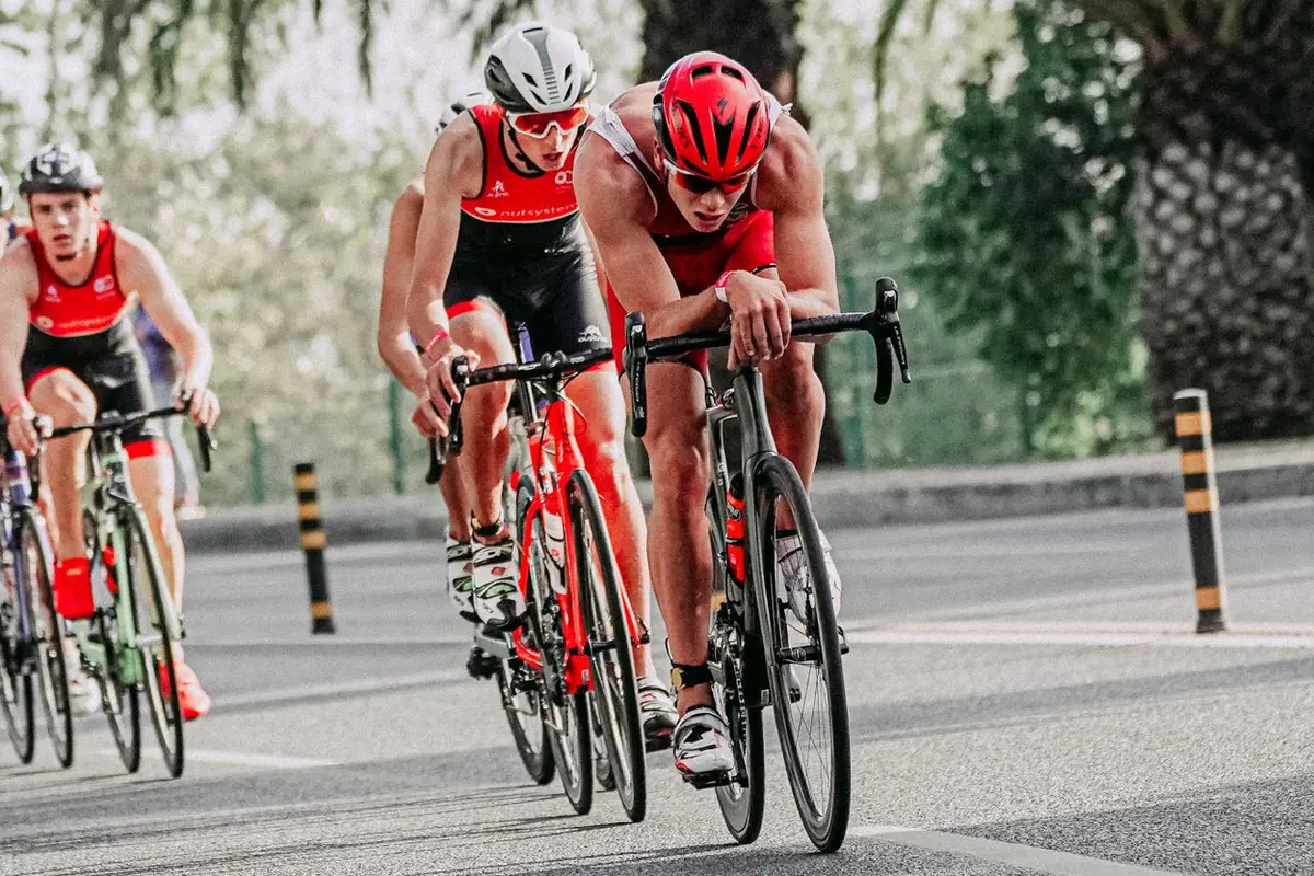 Triathlètes en peloton lors de la partie cyclisme