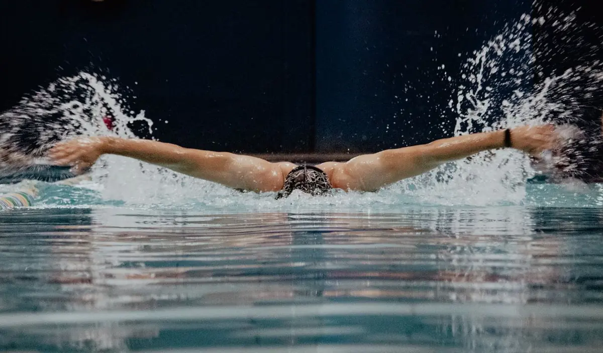 Nageur libéré dans l'eau, se libérer de la peur de nager