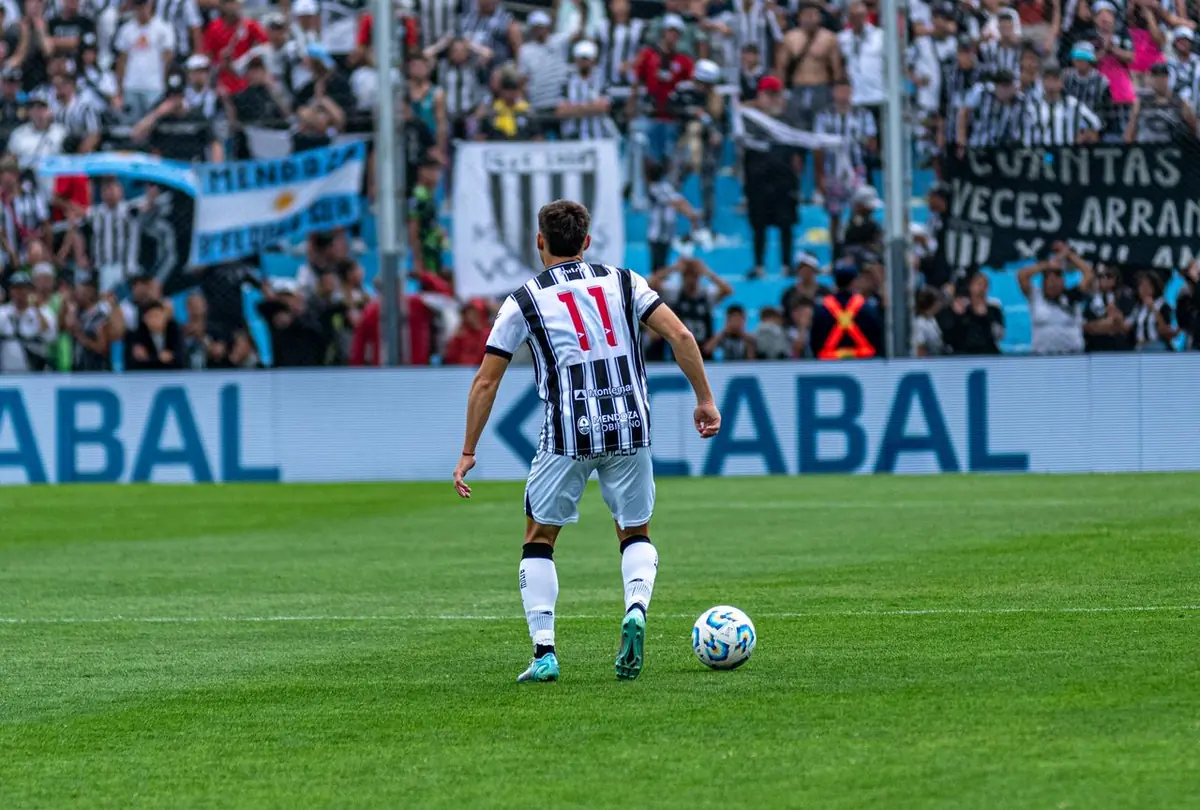 Ballon de football posé sur le point de penalty devant le but